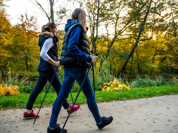 Spacer. Nordic walking. Trening.