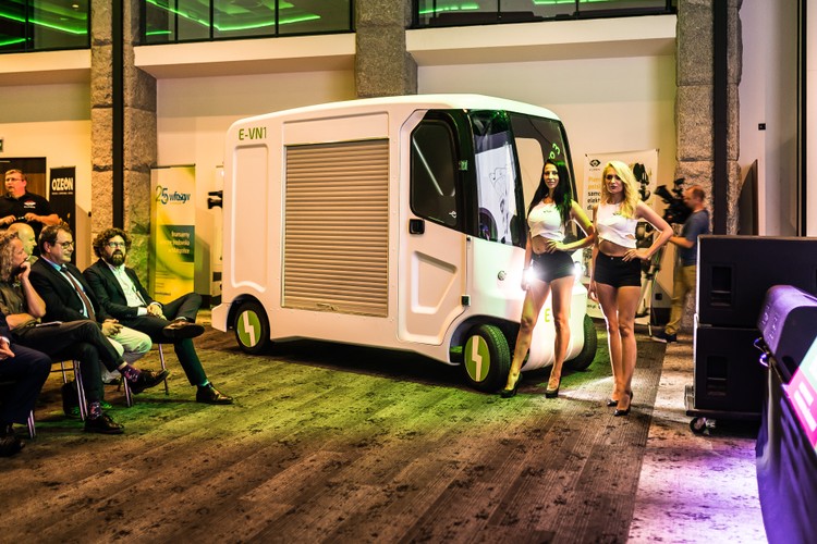 Elimen E-VN1 to samochód elektryczny typu van, którego płyta podłogowa oraz większość konstrukcji nadwozia wykonane zostały z ultralekkich kompozytów. Dzięki temu jest wytrzymały, a przy tym znacząco lżejszy od klasycznych pojazdów w swojej klasie. W wersji podstawowej waży jedynie ok. 600 kg. Dodatkowo, jako pojazd elektryczny jest tani w eksploatacji. Koszt przejechania nim 100 km oscyluje w granicach 7 PLN, czyli tyle, ile trzeba zapłacić za prąd niezbędny do naładowania baterii. Jego zasięg na jednym ładowaniu wynosi od 100 do 300 km.
<br>
Na dłuższych trasach kierowca może korzystać z ładowarki pokładowej lub szybkiej ładowarki zewnętrznej, która w niecałe 30 minut pozwala naładować baterię od zera do poziomu 80-proc. – mówi Przemysław Rozmysłowicz, współtwórca marki Elimen. – Wystarczy, że będzie miał dostęp do gniazda o napięciu 230V – dodaje.