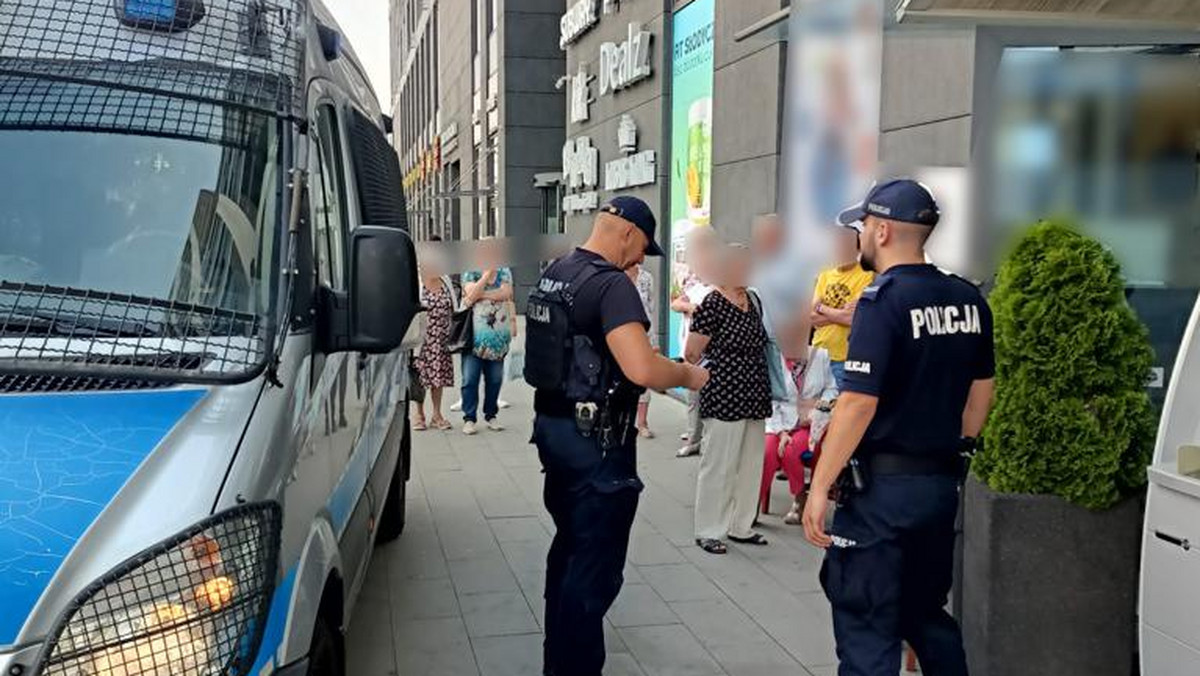 Warszawa: Mężczyzna z nożem w banku. Zatrzymała go policja