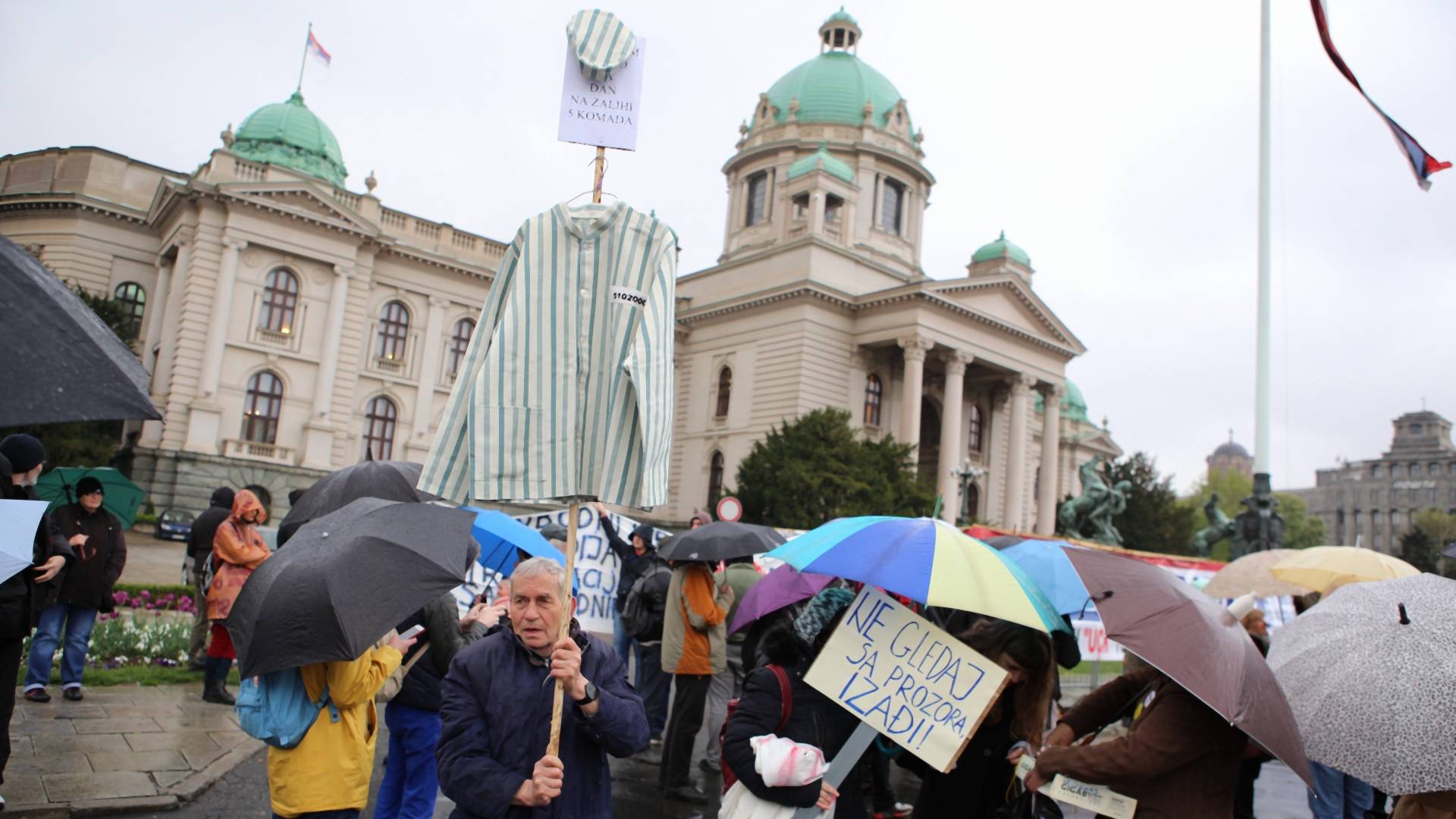 "Protest protiv diktature 18": Protestanti poneli kišobrane, ali i robijaška odela