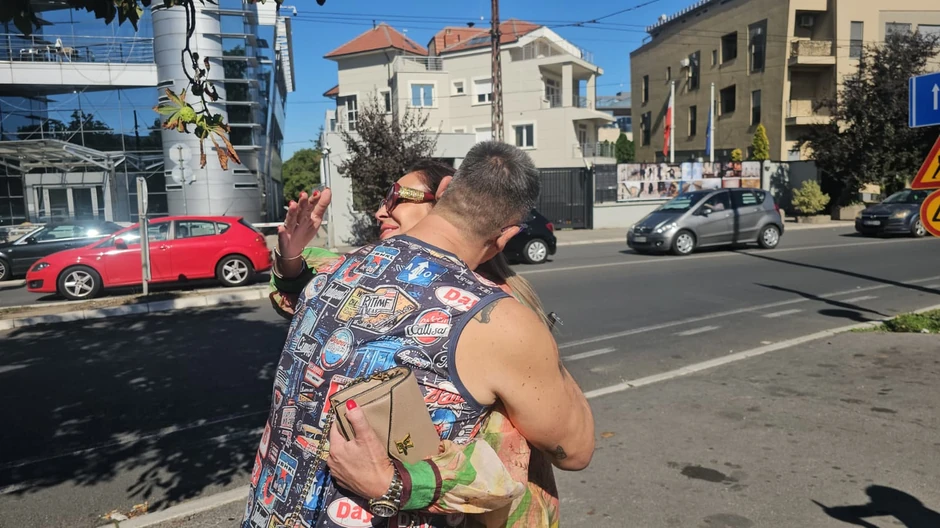 Milena Kačavenda i Kristijan Golubović ispred zgrade Pinka