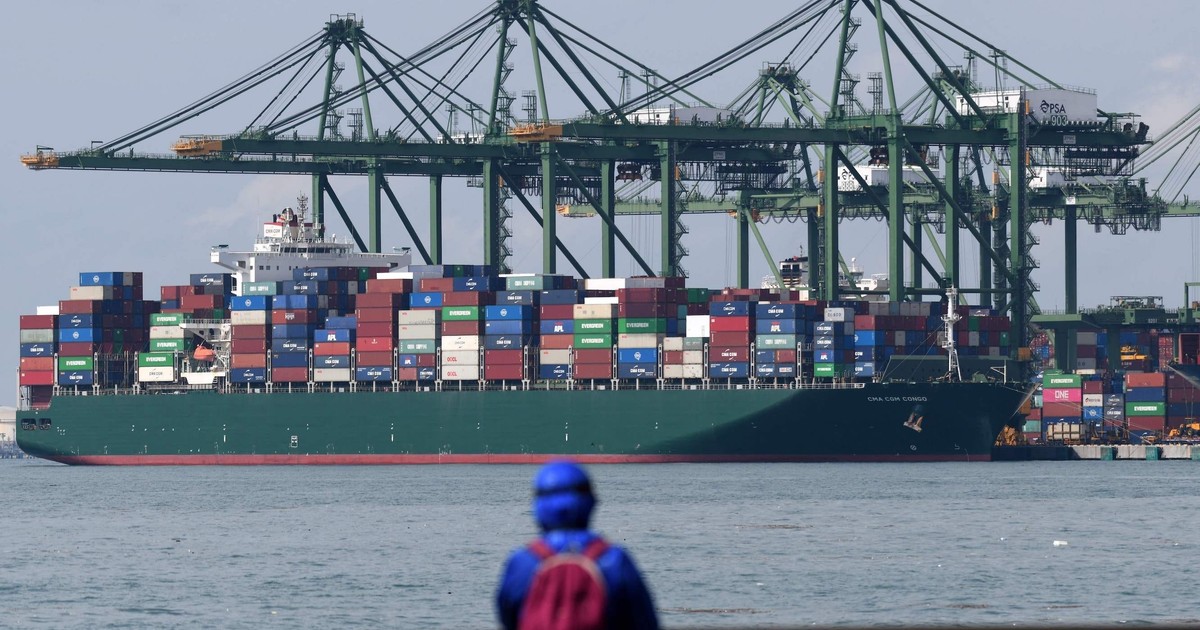 See inside a 958-foot container ship, from the crew's living quarters ...