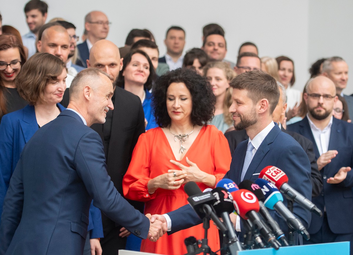 Vpravo predseda hnutia Progresívne Slovensko (PS) Michal Šimečka, vľavo Tomáš Valášek a urostred Zora Javorová.