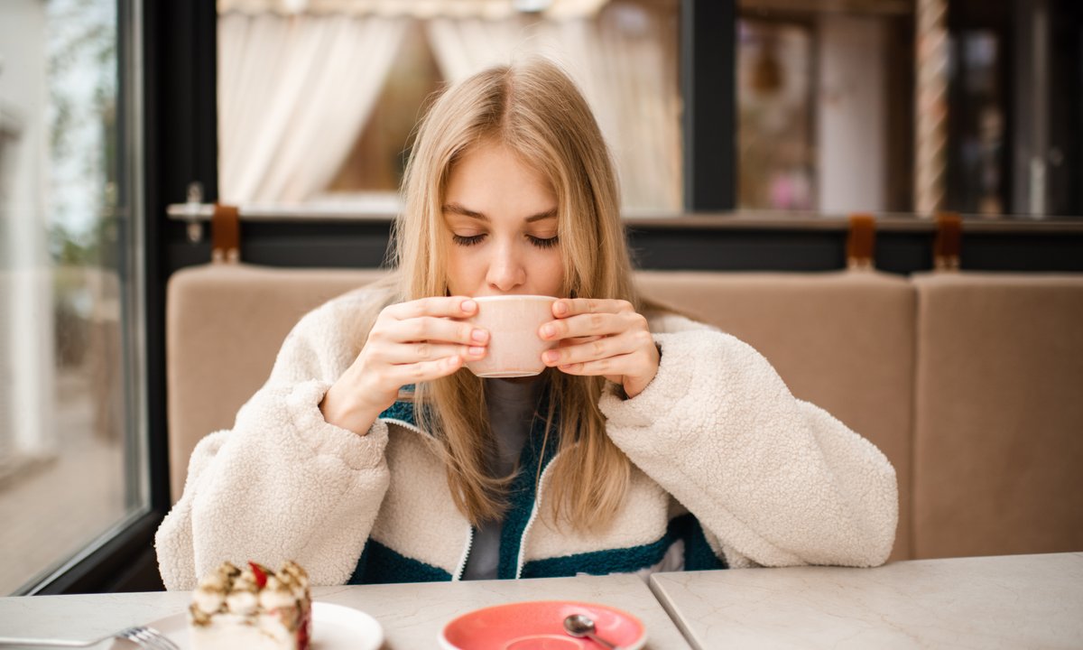 Dietetyk ostrzega: to najgorsze po jedzeniu. Jednak wielu z nas robi to na potęgę