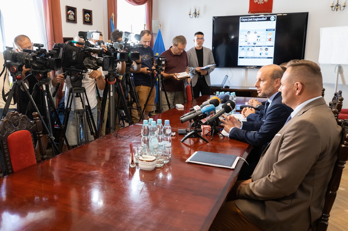 Prezydent Rzeszowa Konrad Fijołek podczas konferencji po posiedzeniu miejskiego sztabu kryzysowego w Rzeszowie