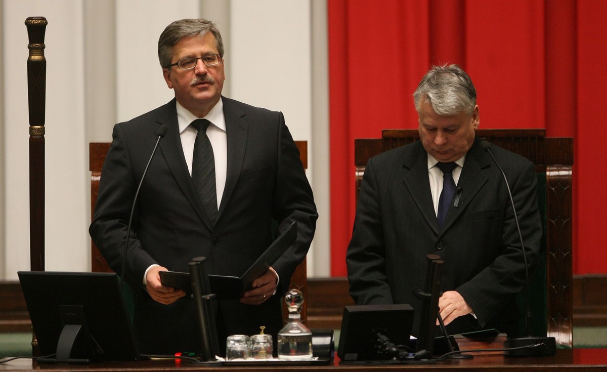 Marszałek Sejmu, pełniący obowiązki prezydenta RP Bronisław Komorowski (L) i marszałek Senatu Bogdan Borusewicz (P)