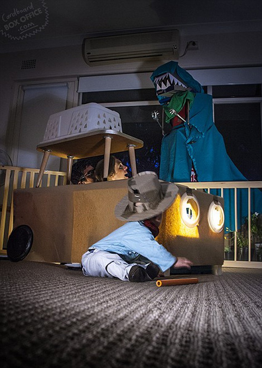 Ovaj dinosaurus je ipak manje strašan od onog iz holivudskog hita "Park iz doba jure" (FOTO: Cardboardboxoffice.com)