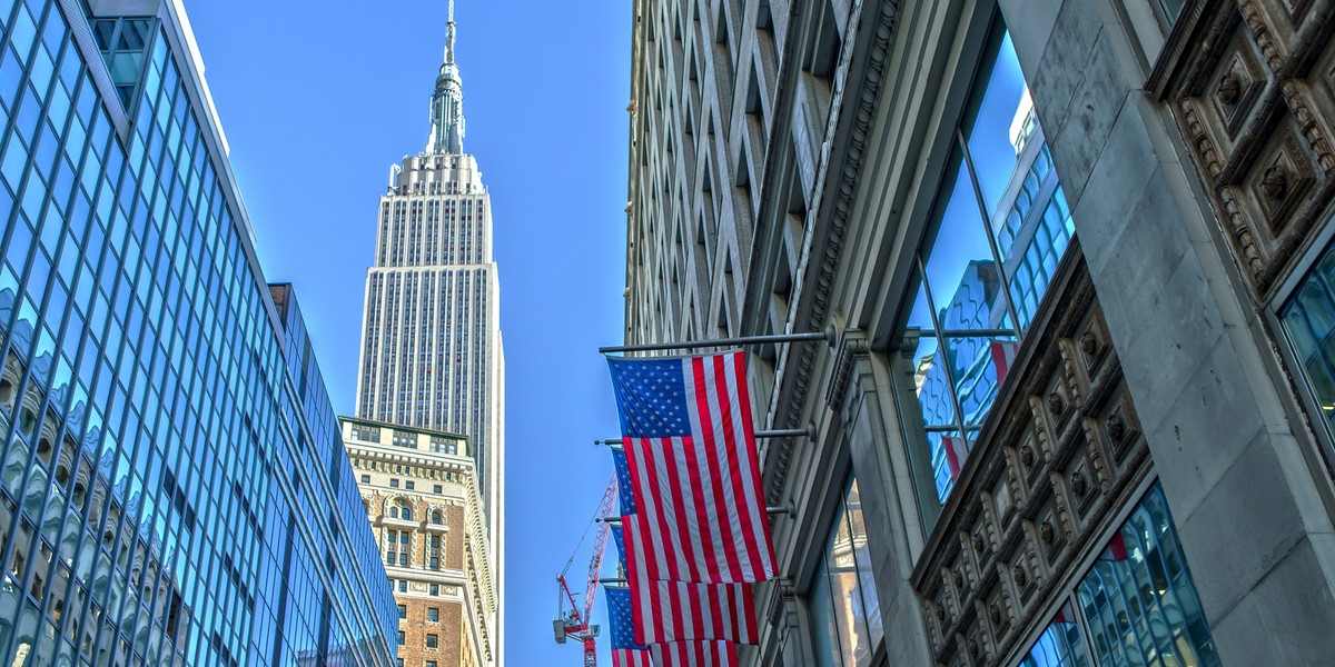 Rynek pracy w USA pozostaje mocny, co daje mandat Fed do odważnych podwyżek stóp procentowych i utrzymaniu ich dłużej na wysokim poziomie, aby skutecznie zdławić inflację. 