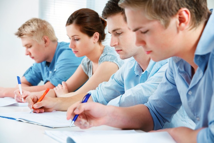 <strong>Matura 2015 </strong>Egzamin maturalny przeprowadzany dla absolwentów liceów ogólnokształcących i techników:

    Podstawą przeprowadzania egzaminu maturalnego będą wymagania ustalone w podstawie programowej kształcenia ogólnego, podczas gdy obecnie taką podstawą są standardy wymagań określone w odrębnych przepisach.
     W części pisemnej egzamin z przedmiotów obowiązkowych będzie zdawany na poziomie podstawowym, z przedmiotów dodatkowych wyłącznie na poziomie rozszerzonym, a w przypadku języków obcych nowożytnych na poziomie rozszerzonym lub dwujęzycznym. Dla części ustnej egzaminu maturalnego nie określa się poziomu.
    <strong>Każdy zdający będzie miał obowiązek przystąpić do jednego przedmiotu dodatkowego w części pisemnej, bez wymaganego progu zdawalności.
    Wybór przedmiotu dodatkowego nie jest zależny od przedmiotów, których maturzysta uczył się w zakresie rozszerzonym. Zdający będzie również miał prawo przystąpić do pięciu kolejnych przedmiotów dodatkowych, zatem w sumie może przystąpić do sześciu wybranych przedmiotów dodatkowych.</strong>
    Zdający otrzyma świadectwo dojrzałości, jeśli uzyska <strong>co najmniej 30 proc.</strong> możliwych do uzyskania punktów z każdego przedmiotu obowiązkowego zdawanego w części ustnej i w części pisemnej oraz przystąpi do co najmniej jednego przedmiotu dodatkowego.