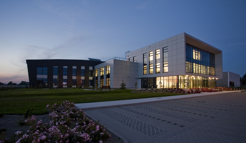 Izolacja budynku jest asymetryczna – grubsza w części północnej, gdzie wieją silniejsze wiatry, a cieńsza w części południowej – dociera tam z reguły więcej promieni słonecznych, to też 
pozwala obniżyć koszty ogrzewania.
<br>
Każdy z pracowników, niezależnie od tego, czy pracuje w biurze, czy na hali (produkuje się tam m.in. fasady, świetliki dachowe i klapy dymowe), ma możliwość kontaktu wzrokowego z tym, co się znajduje na zewnątrz budynku. Okna zaczynające się na wysokości 70 cm mają – jak dowiedziono – pozytywny wpływna samopoczucie pracowników i wydajność pracy.