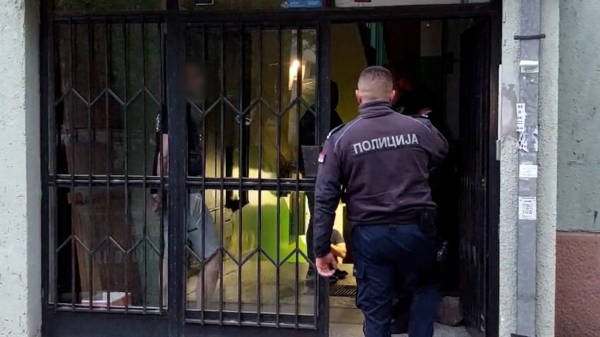 POK_Policija izvodi osumnjičenog za ubistvo žene u Novom Sadu_vesti_blic_safe_ti_vp jpeg.jpg