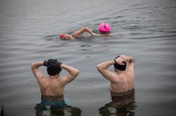 Morsowanie na fali. TOP 5 miejsc na zimową kąpiel