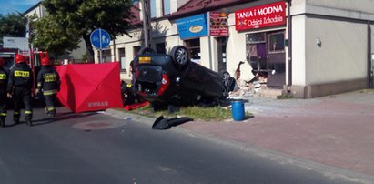 Tragedia w Zduńskiej Woli. Oplem wjechał w dom