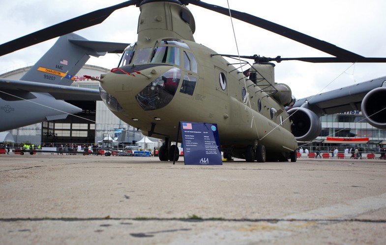 Wojskowy helikopter Chinook zaprezentowany w trakcie Paris Air Show w Paryżu.