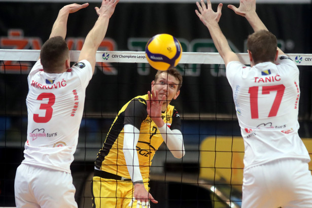 Siatkarz drużyny PGE Skra Bełchatów Damian Schulz (C) oraz Stefan Mirković (L) i Nisa Tanić (P) z zespołu OK Mladost Brcko podczas meczu rewanżowego 1/32 finału rozgrywek Puchar CEV, w hali "Energia"