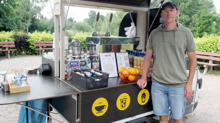 Bartłomiej Surowiec (40) sprzedaje kawę przy plaży w Kołobrzegu