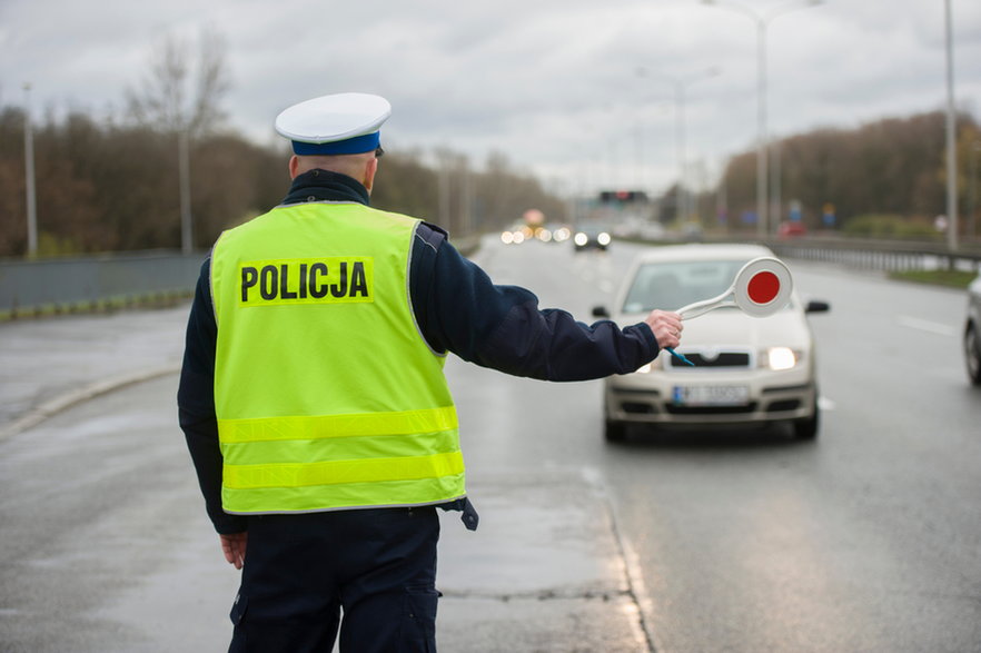 Policjanci nadal używają felernych narkotestów podczas sprawdzania, czy kierowca jest pod wpływem środków odurzających (zdjęcie ilustracyjne)