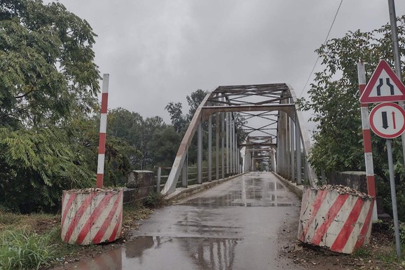 (VIDEO) SAOBRAĆAJ PARALISAN U ALEKSINCU! Vozači stali na glavnom mostu,  pa uzeli telefone u ruke: Za sve je KRIVA ONA