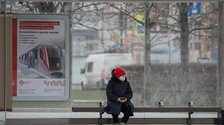 Védőmaszkot viselő nő ül egy moszkvai buszmegállóban 2020. április 7-én. / Fotó: MTI/EPA/Jurij Kocsetkov