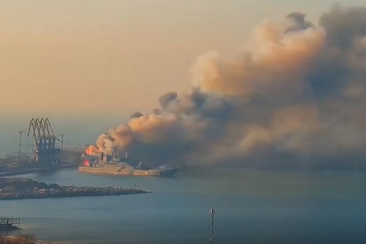 Płonący okręt desantowy należący do rosyjskiej floty czarnomorskiej, w okupowanym przez Rosjan porcie Berdiańsk
