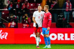 Kompletnie pijany piłkarz reprezentacji spacerował środkiem ulicy [WIDEO]