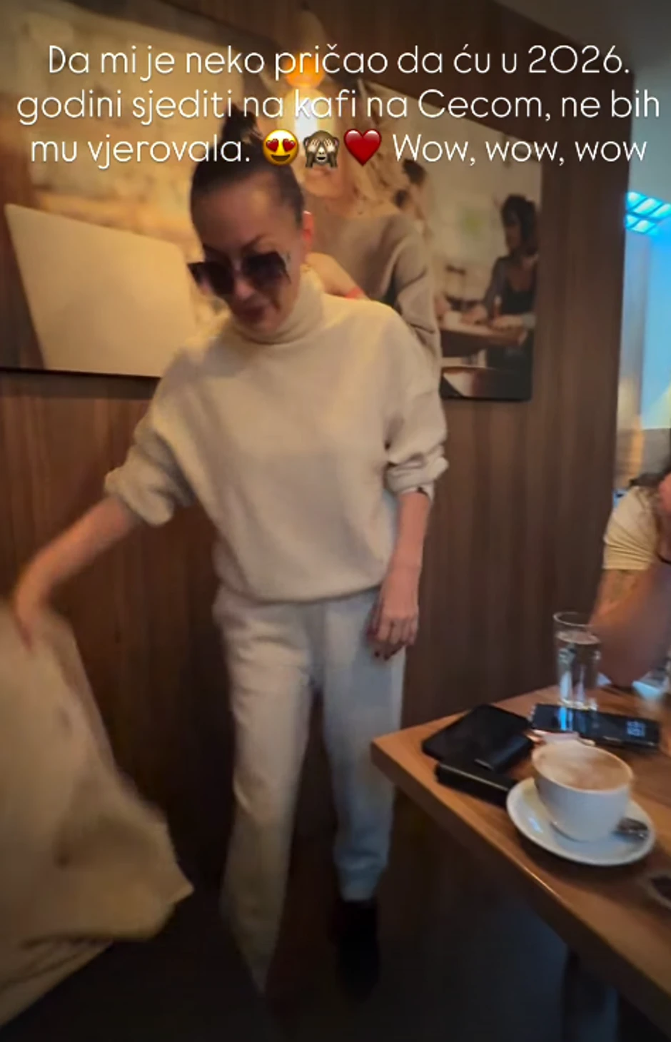 Ceca Ražnatović u kafiću