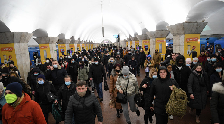 Emberek tömegesen menekülnek Kijevből / Fotó: AFP