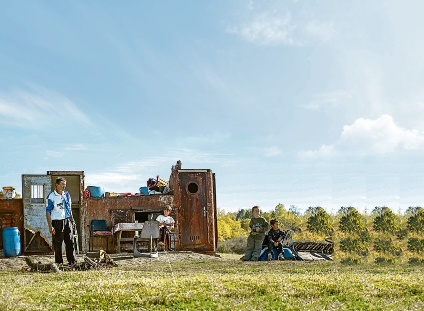 Uroš se malo umorio dok je pomagao ocu da iseku ovo malo drva. Na njima će njegova majka skuvati ručak 