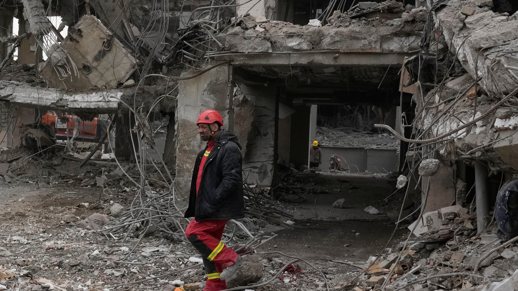 Záchranár prehľadáva trosky obytnej budovy v Teheráne. 