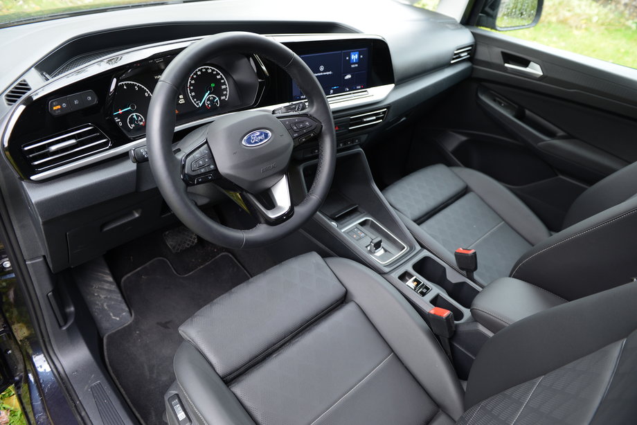 Ford Tourneo Connect 1.5 EcoBoost to samochód o korzeniach sięgających segmentu aut użytkowych, ale w nowoczesnej, starannie wykończonej kabinie nie ma nic z siermiężności aut użytkowych.
