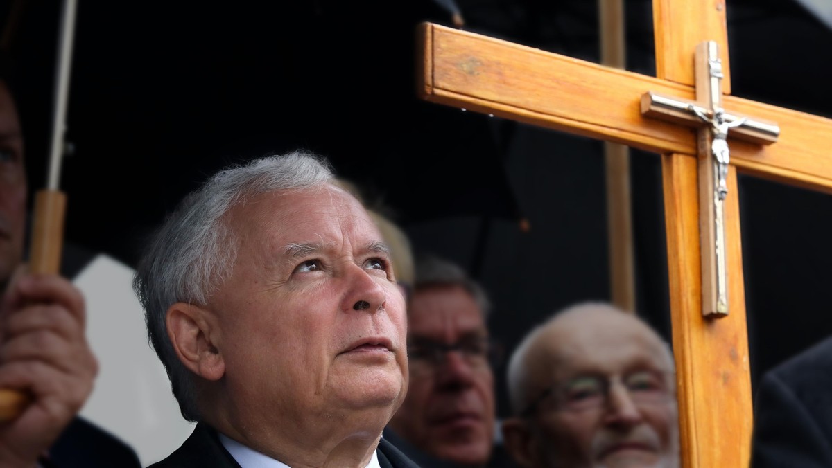 Jarosław Kaczyński krzyż kościół