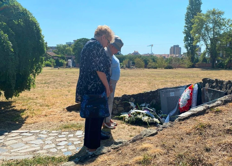 Spomen-ploča na Avijatičarskom groblju