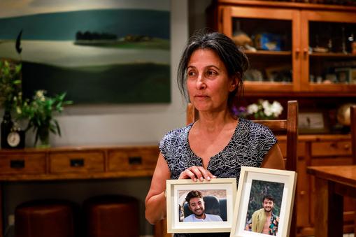 Rachel Goldberg ze zdjęciami syna przetrzymywanego przez Hamas