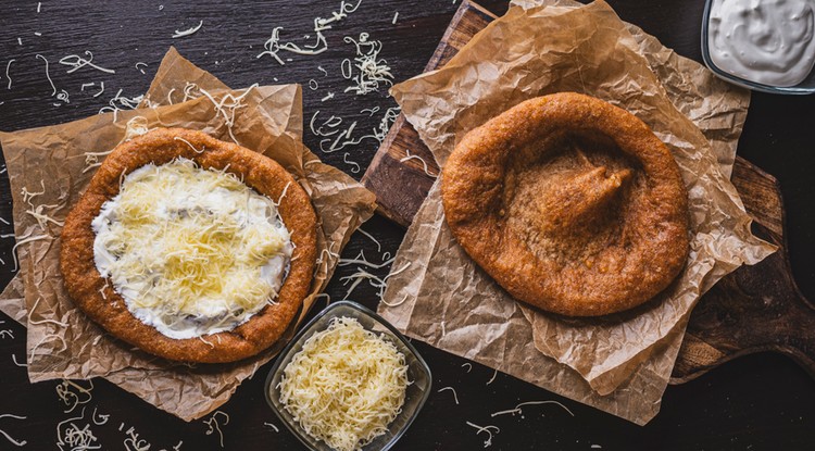 Kálci receptjei: Teljes kiőrlésű búzalisztes lángos Fotó: Stauth Edit