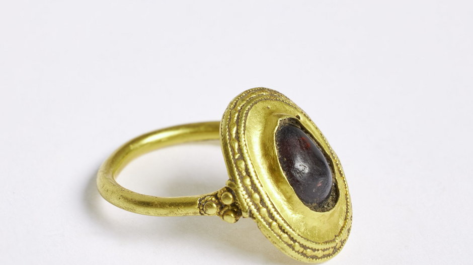 Złoty pierścień Merowingów znaleziony przez Larsa Nielsena