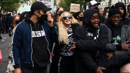 Óriási meglepetés a londoni George Floyd-tüntetésen: mankóval sántikált be a tömegbe Madonna – fotók