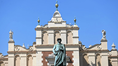 Wandal pomalował pomnik Mickiewicza i Sukiennice