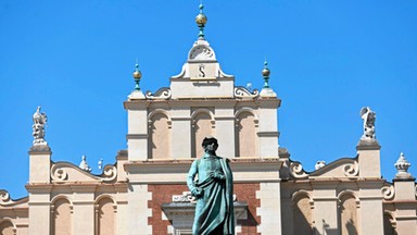 Wandal pomalował pomnik Mickiewicza i Sukiennice