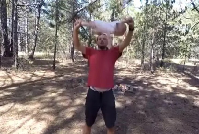 Kiril Stremousov maltretira dete