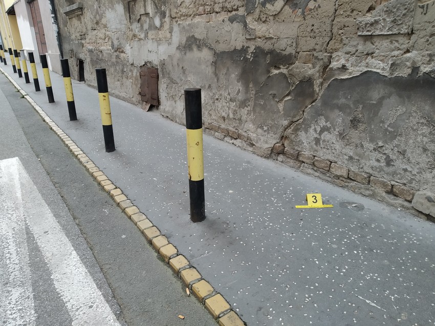 Policijske oznake i tragovi krvi