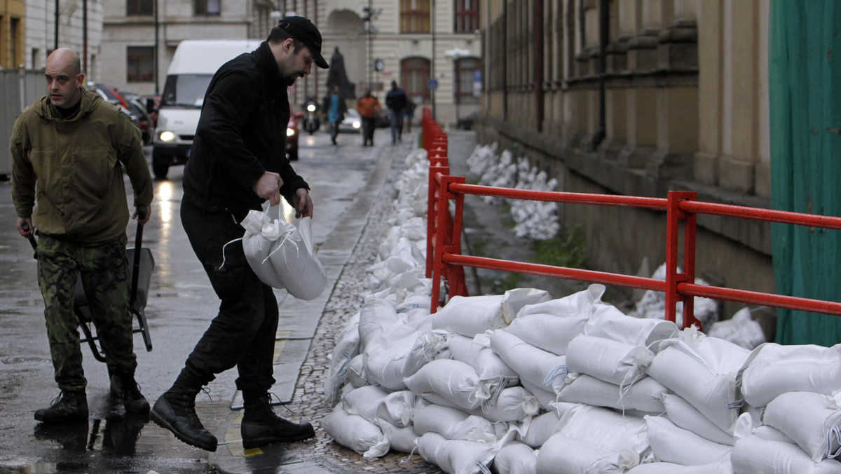 Niebezpieczna sytuacja w Czechach. Wczoraj po południu Wełtawa w Pradze nadal wzbierała. W każdej sekundzie przepływało przez czeską stolicę 2900 metrów sześciennych wody. - Najgorsze jeszcze przed nami - ostrzegł premier Petr Neczas.