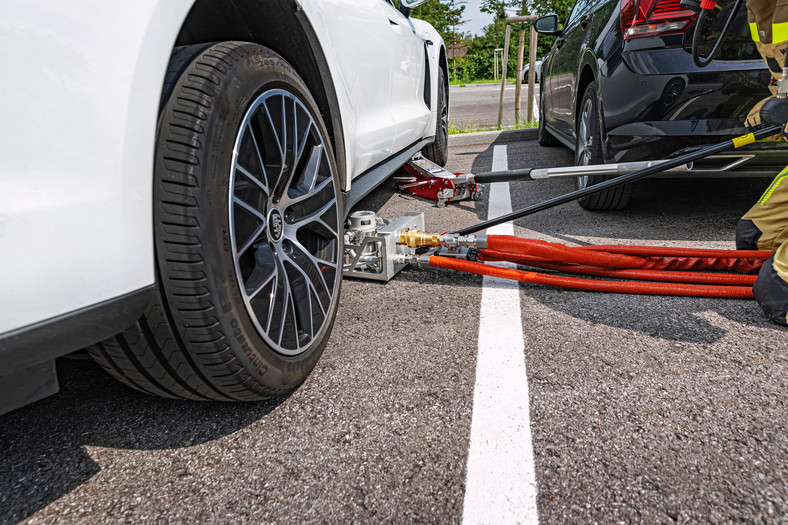 Rosenbauer opracował system gaszenia baterii litowo-jonowych w autach elektrycznych