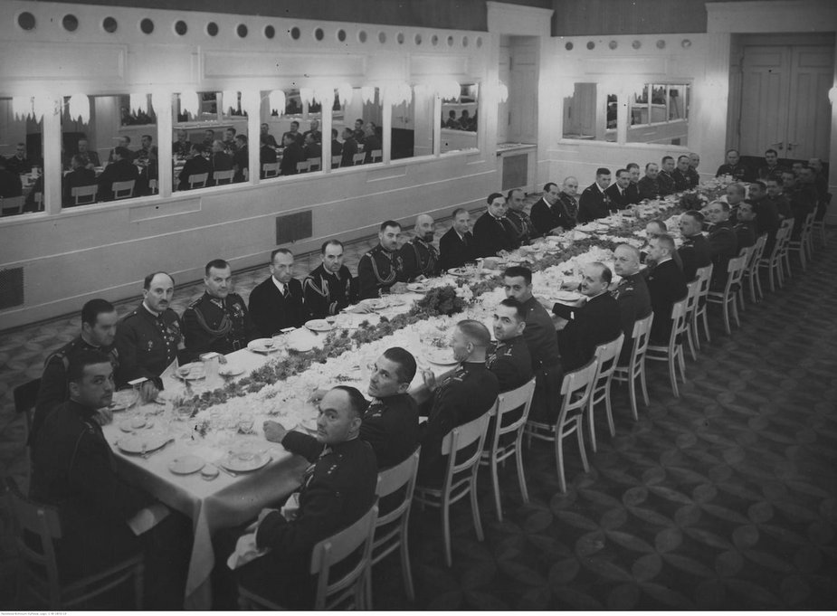 Widok ogólny sali w Hotelu Bristol, podczas uroczystego obiadu, wydanego na cześć szefa sztabu generalnego Francji gen. Maurice Gamelina przez ministra spraw wojskowych, gen. dyw. Tadeusza Kasprzyckiego, 1936 r.