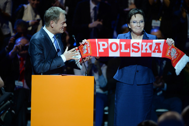 Były premier, przewodniczący-elekt Rady Europejskiej Donald Tusk (L) oraz premier Ewa Kopacz (P) podczas krajowej konwencji Platformy Obywatelskiej, Zdjęcie do depeszy PAP