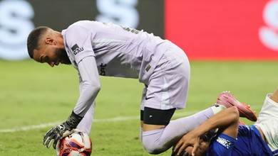 Sędzia pokazał 23 czerwone kartki. Awantura i wielki skandal w meczu na szczycie