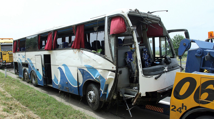 A busz utasai közül 23-an sérültek meg / Fotó: MTI