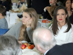 Piękna twarz, brzydki grymas: znudzona imprezą córka Kingi Rusin