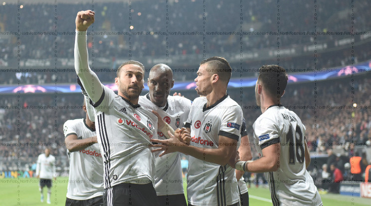 A Besiktas futballcsapata ünnepli egy korábbi sikerét. / Fotó: Xinhua/He Canling