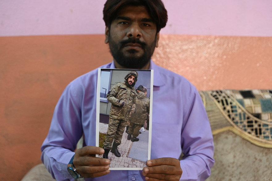 Hindus trzyma zdjęcie swojego brata z Indii Mohammeda Asfana, który został zaciągnięty do armii rosyjskiej i walczy w Ukrainie, 22 lutego 2024 r.
