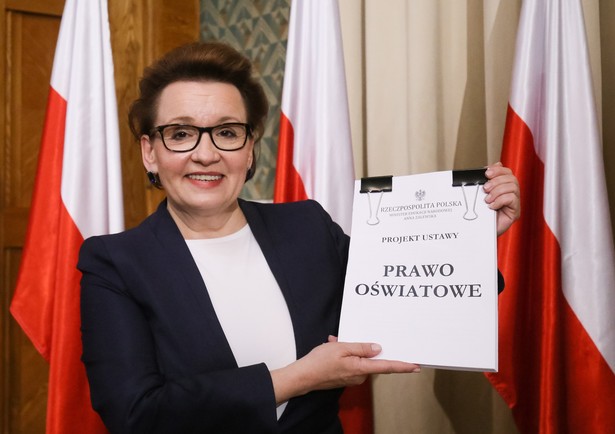 Minister edukacji Anna Zalewska prezentuje projekt ustawy "Prawo oświatowe"